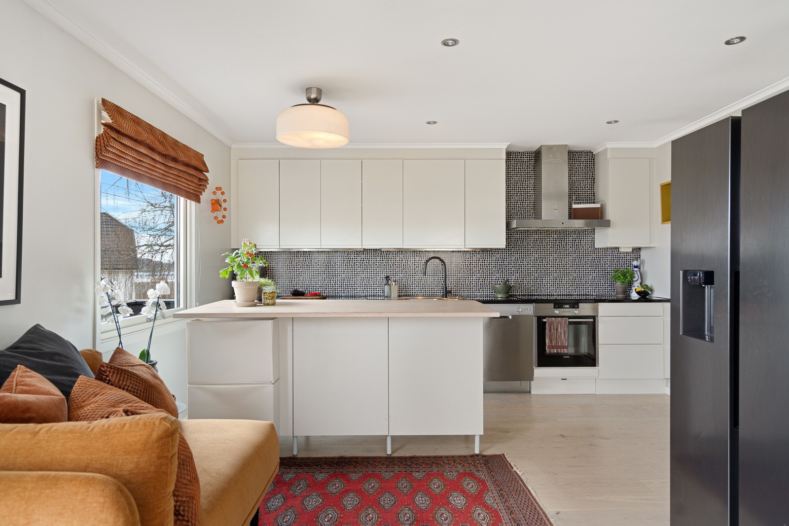 Kjøkkenet i lys og stilren utførelse Galleribilde