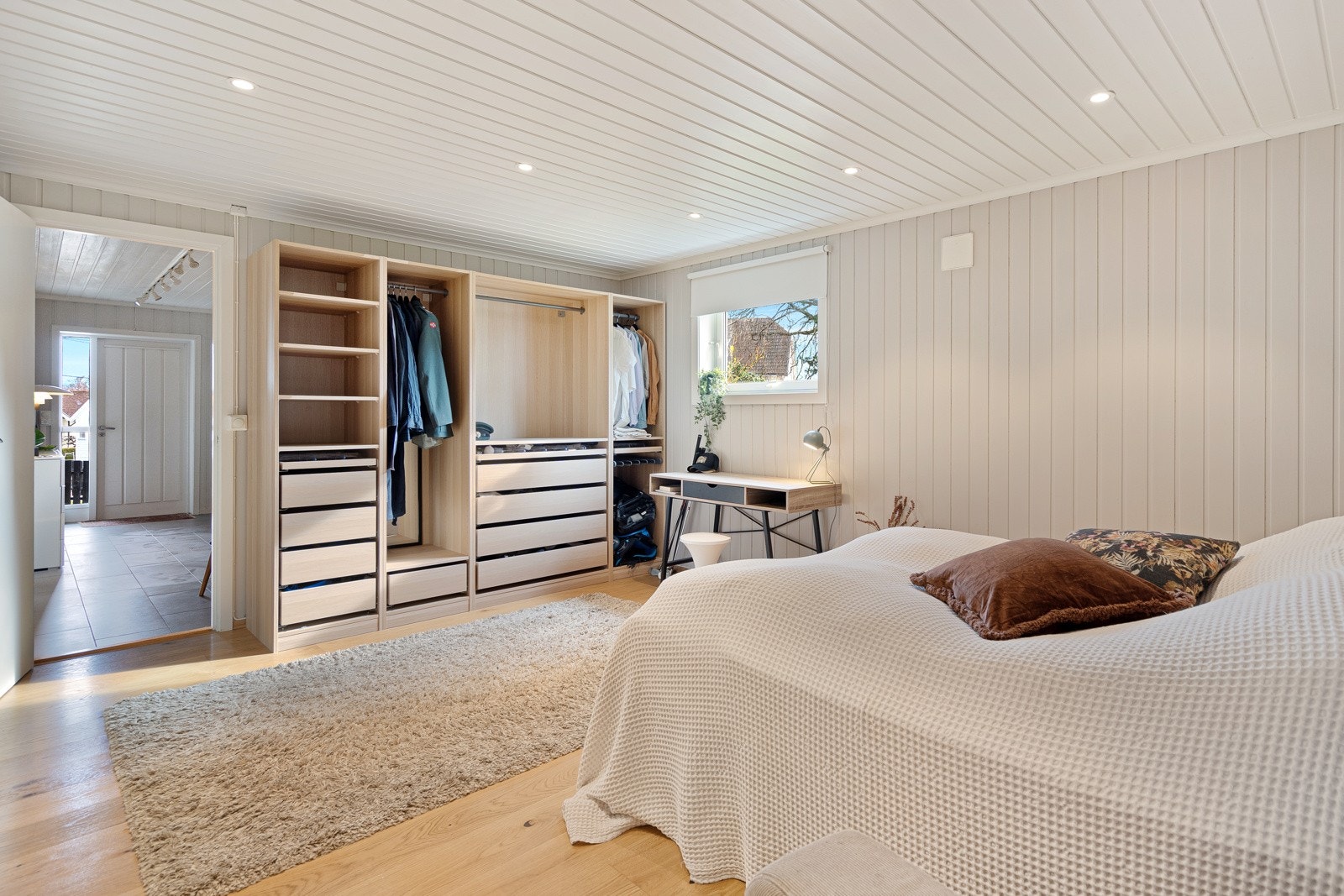 Romslig soverom i 1.etg. Supert ungdomsrom! . Galleribilde