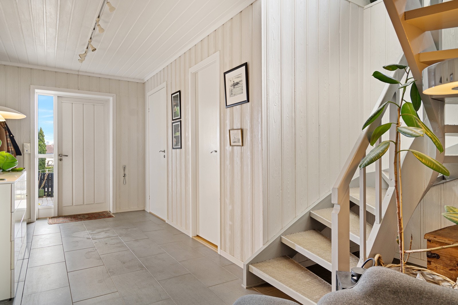 Stor og åpen entrè/hall Galleribilde