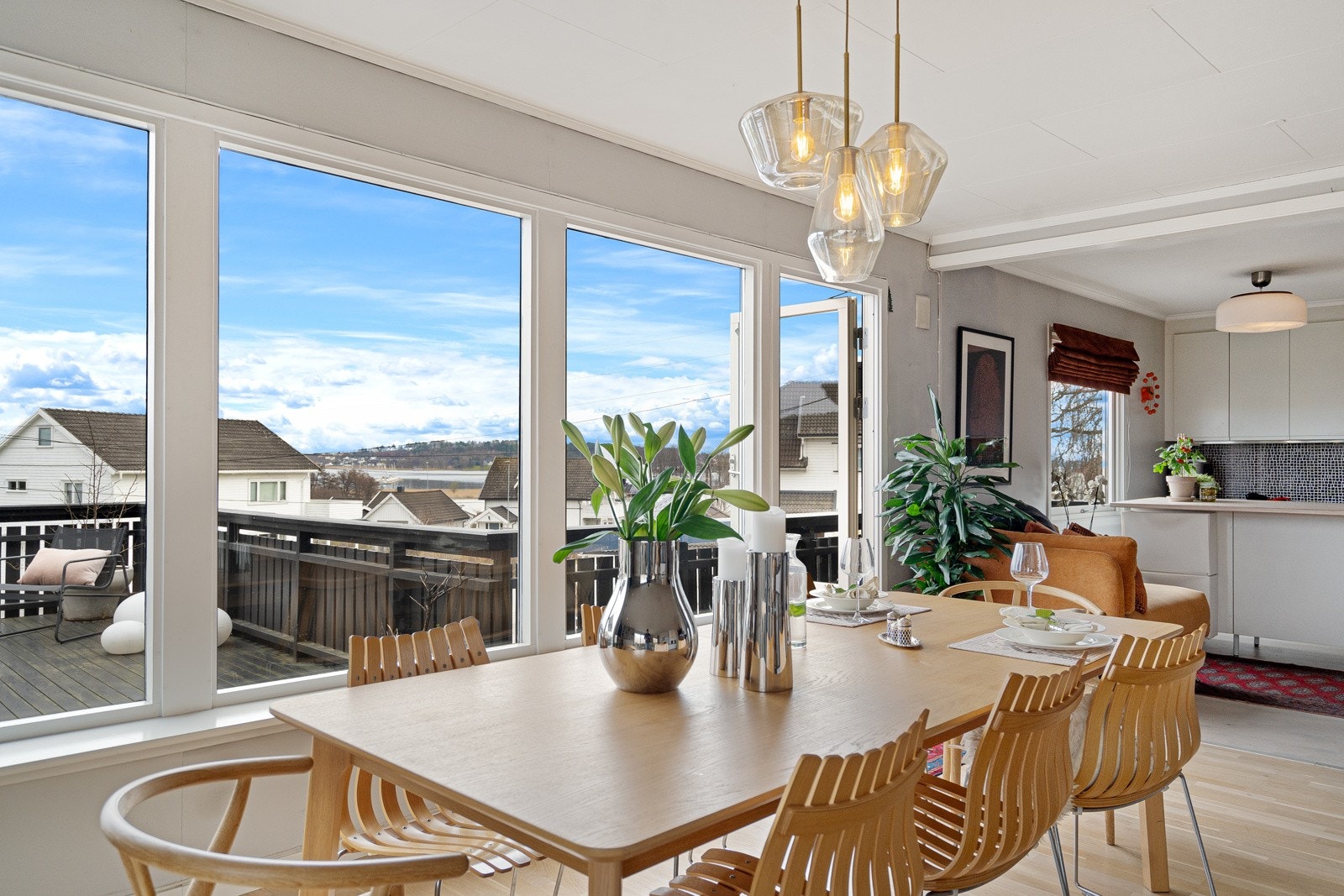 Store vindusflater gir bra med naturlig lysinnslipp. Det er utgang til solrik terrasse Galleribilde