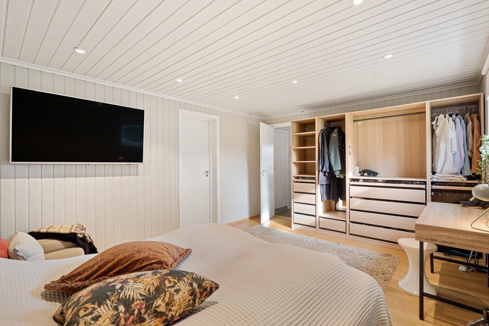 Romslig soverom i 1.etg. Supert ungdomsrom! Galleribilde