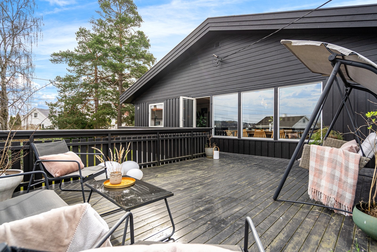 Stor og meget solrik terrasse med flott utsikt over innseilingen til Tønsberg Galleribilde