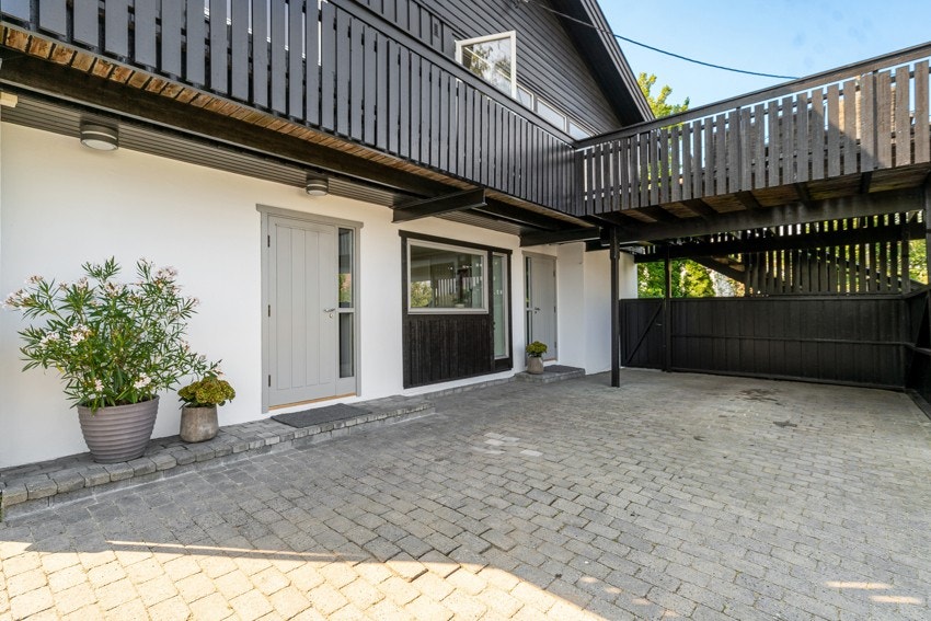 God plass til parkering av biler i carport og på gårdsplass Galleribilde