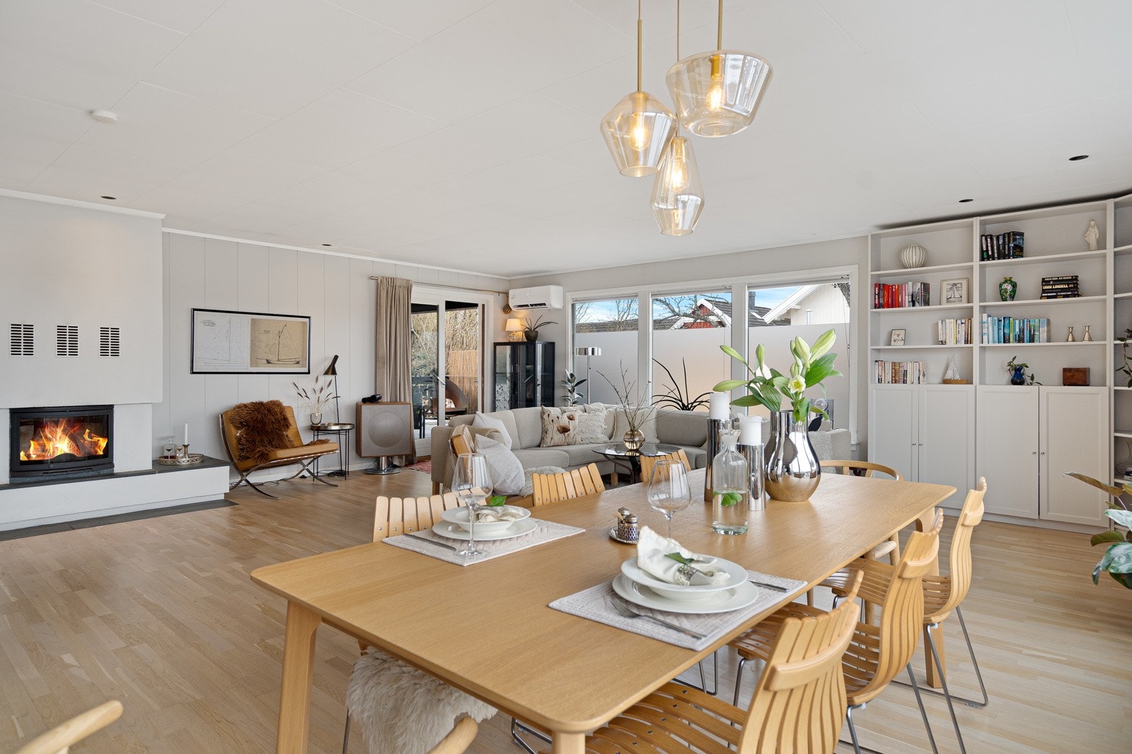 Spisestue ligger i åpen løsning med stuen. Galleribilde