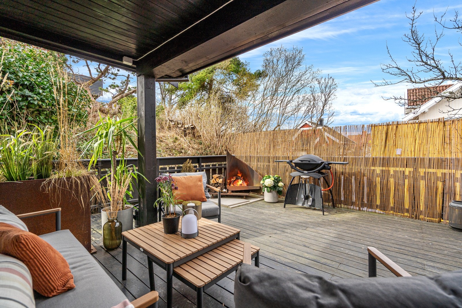 Boligen byr på mange hyggelige uteplasser Galleribilde