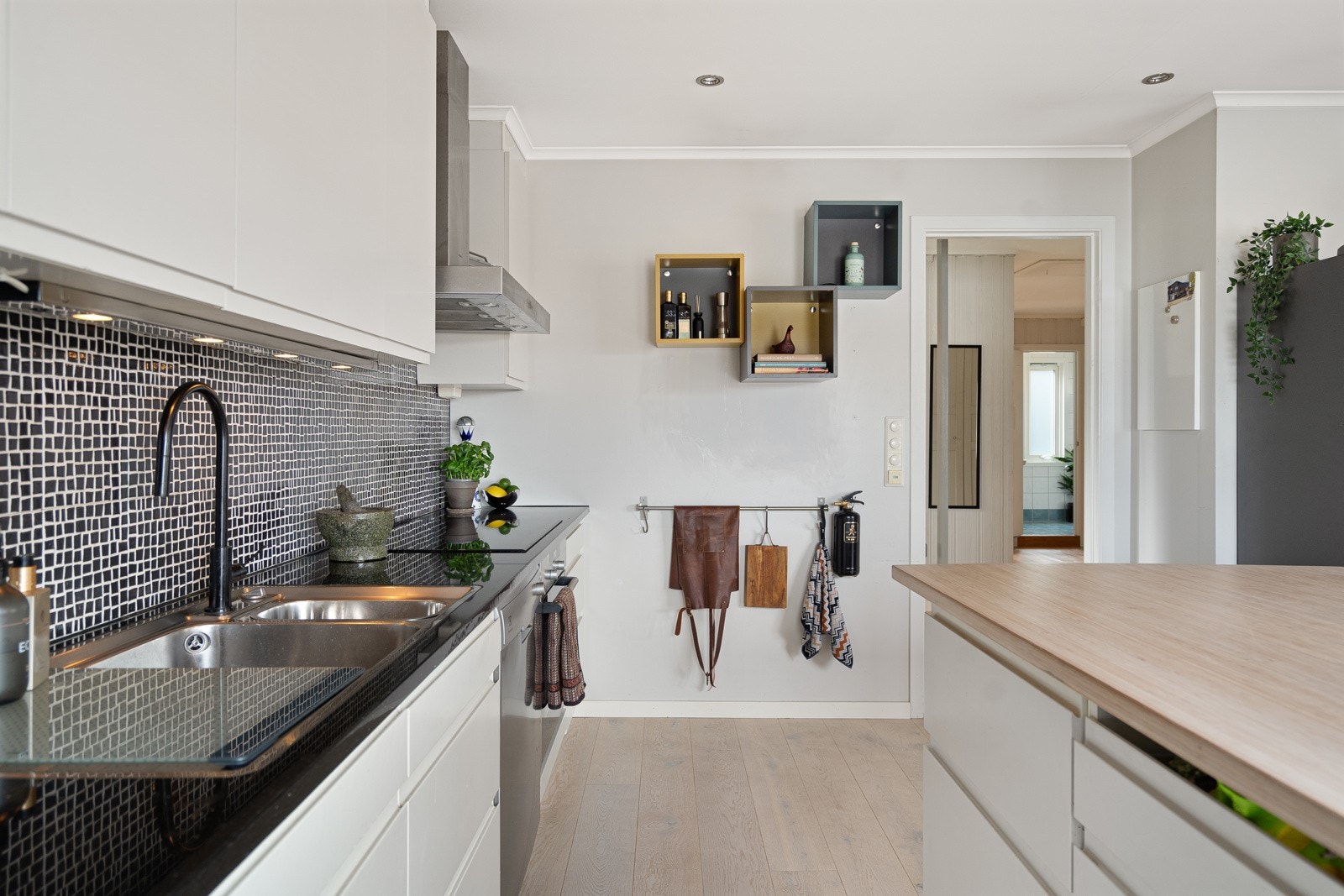 Mye benke- og skaplass Galleribilde