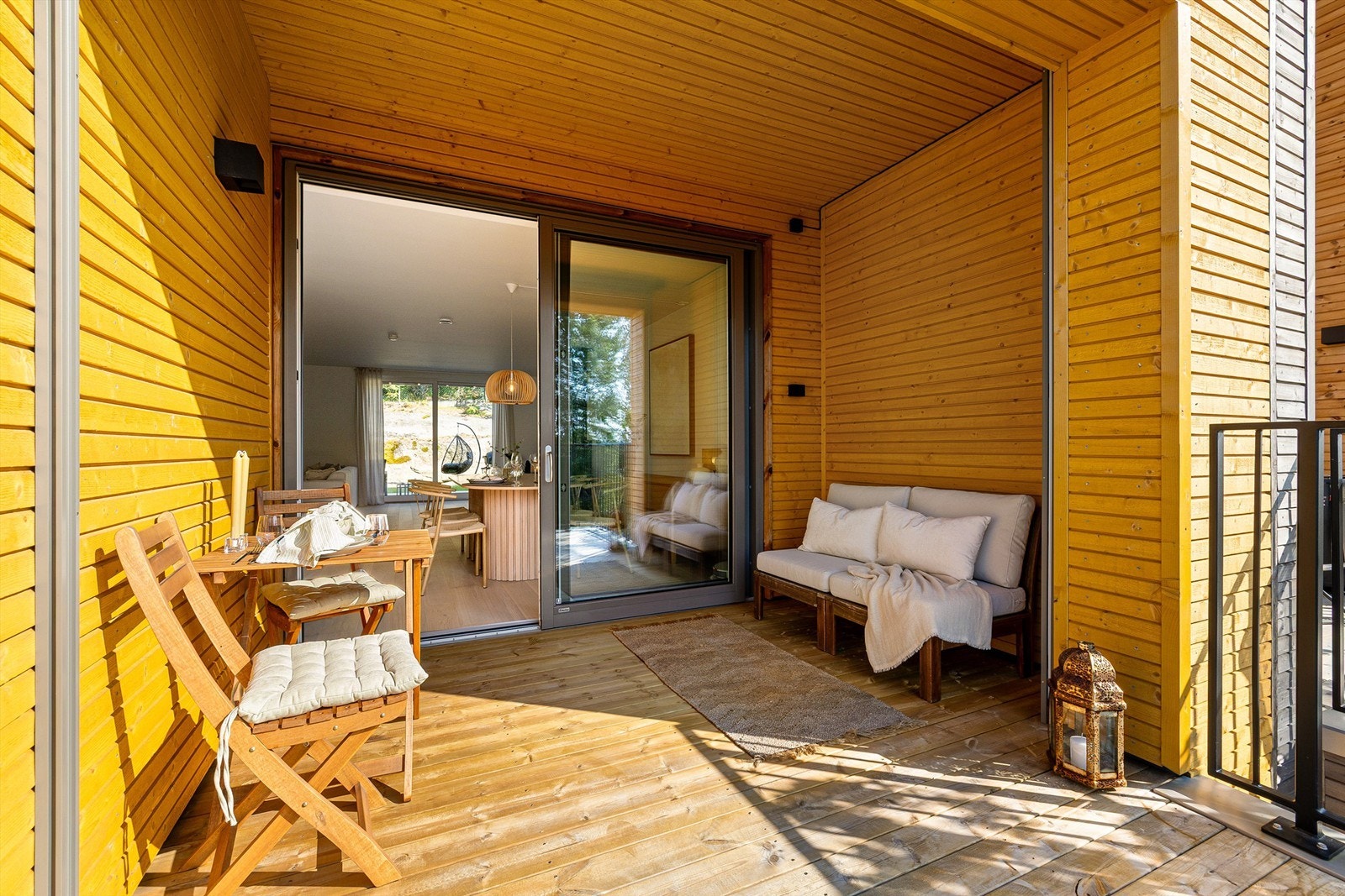 På stuens vestside er en delvis overbygget balkong på ca. 11 kvm. Galleribilde