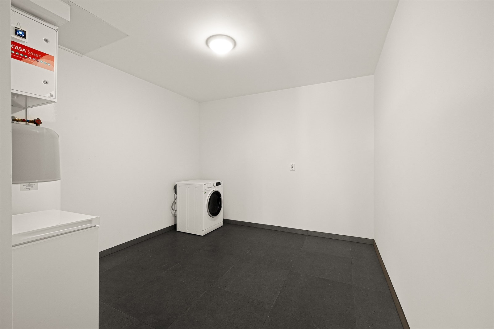 Vaskerom/teknisk rom på hele 12 kvm. kan utnyttes med praktisk vaskeromsinnredning og/eller oppbevaringsløsninger. Galleribilde