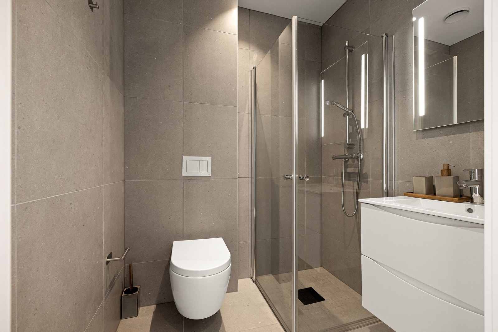 Badene er utført med både like fliser og møbler i samme serie fra Viking Bad. Galleribilde