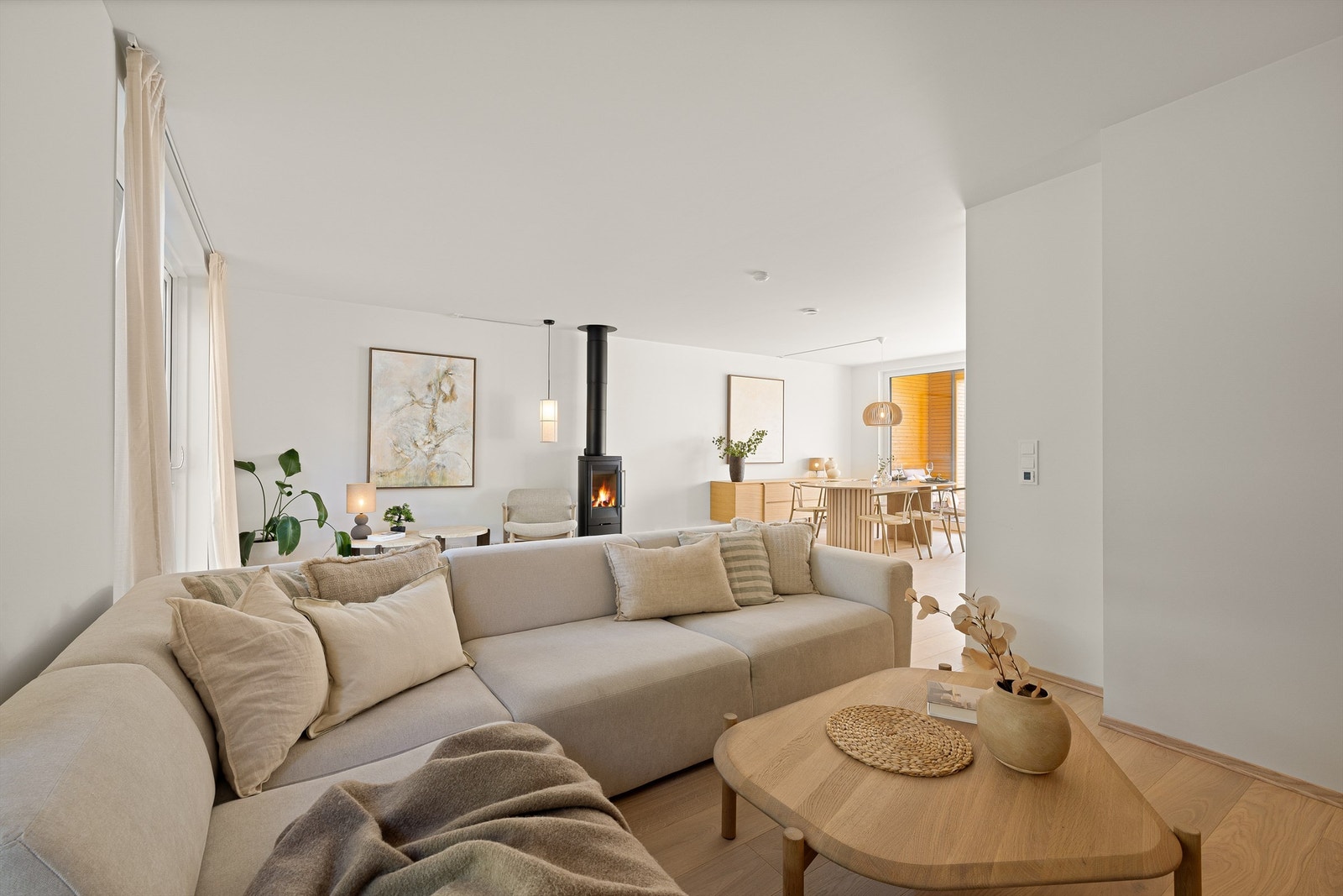 Store vinduer på begge sider fyller stuen med dagslys fra to kanter. Galleribilde