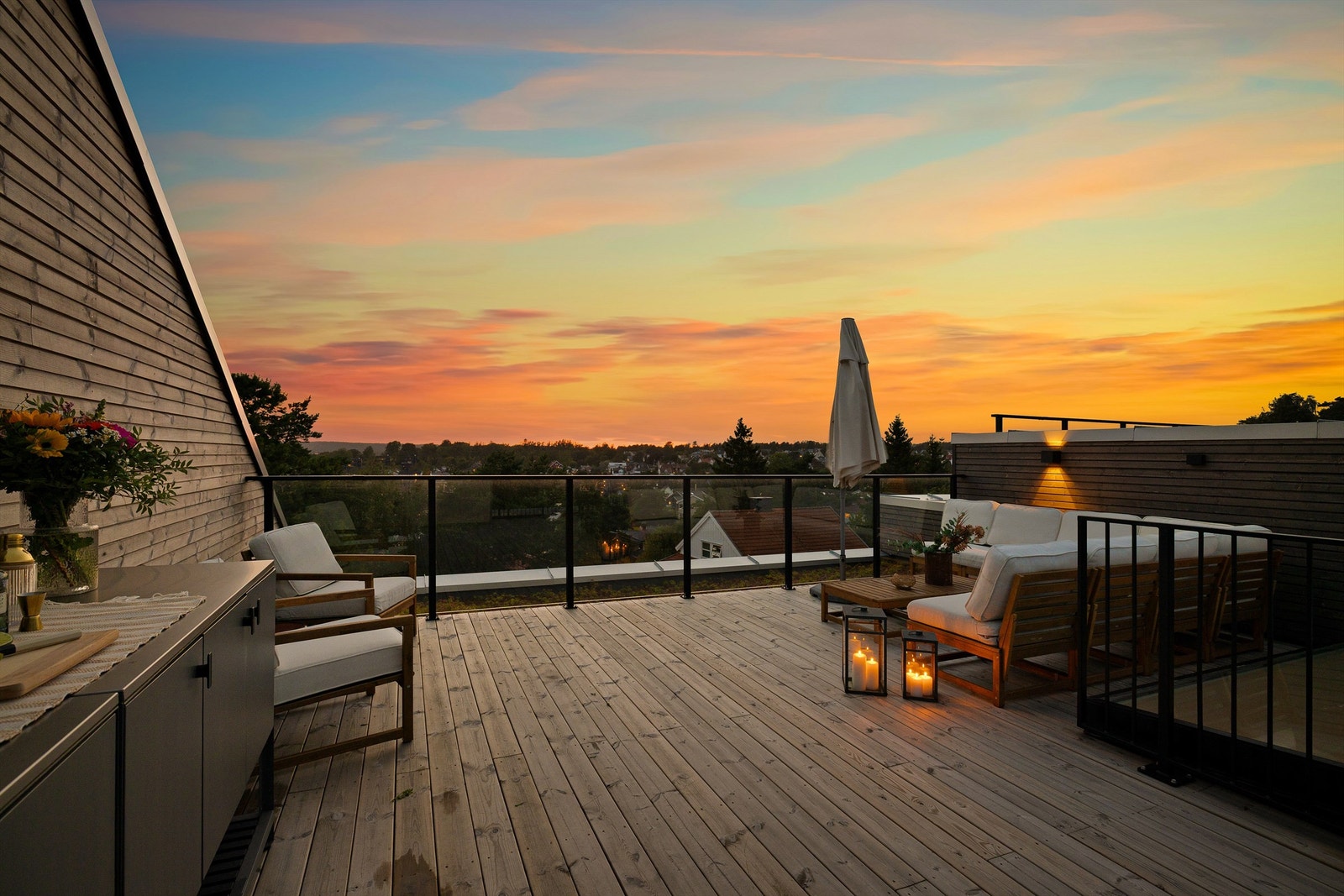 Sommerstid er kveldssolen på terrassen nærmest helt til den går ned. Galleribilde
