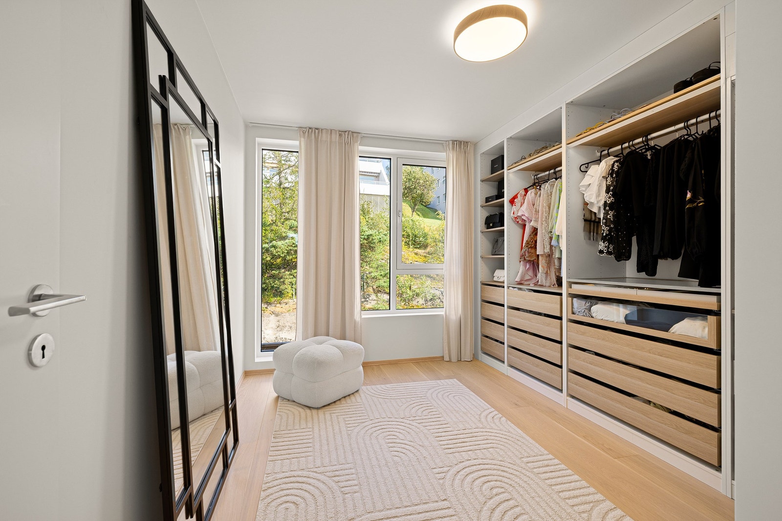 Med en omfangsrik og veltilpasset garderobeinnredning fyller dette soverommet i dag rollen som et bekvemmelig stort omkledningsrom. Galleribilde