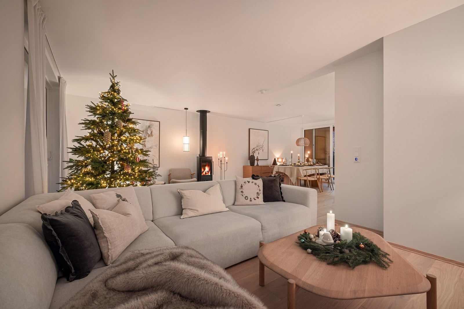 Åpen og romslig planløsning med fine soner for møblering. Galleribilde