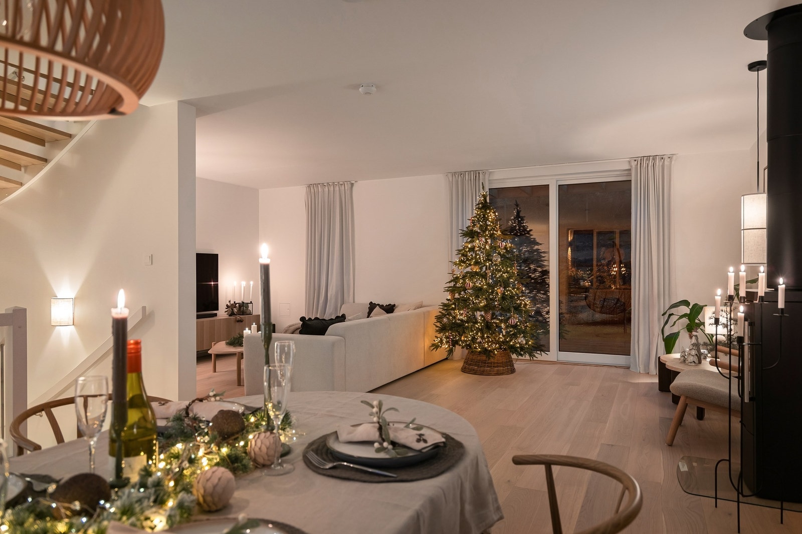 Stilfullt enstavs parkett i alle oppholdsrom. Galleribilde