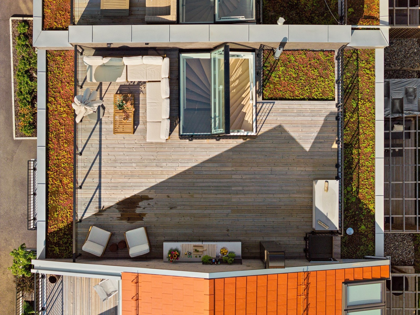 I sommermånedene er det gjennom dagen alltid et sted med sol på taket. Galleribilde