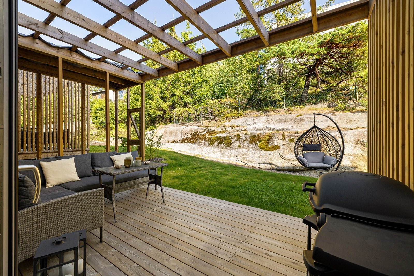 Plattingen er nærmest uten innsyn og henvendt mot solens gang første del av dagen, især sommerstid. Galleribilde