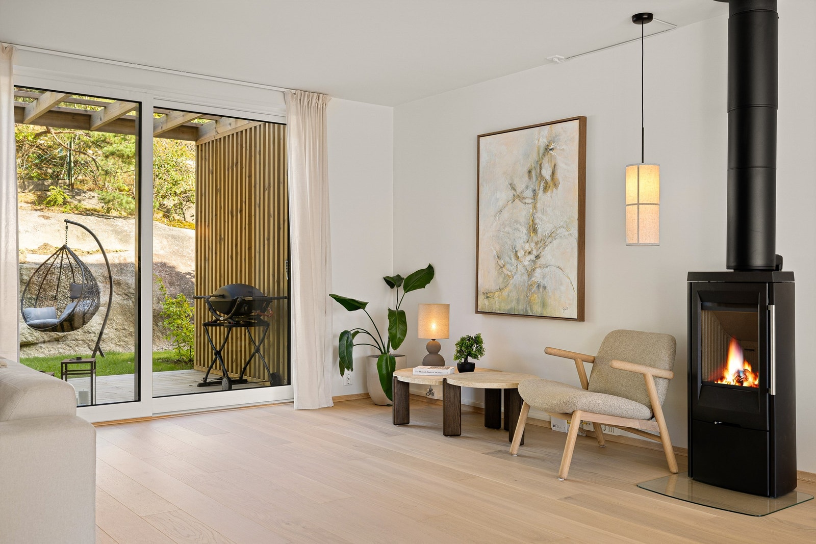 Balansert ventilasjon og vannbåren gulvvarme i alle tre etasjer gir stabil temperatur og godt klima innendørs. Galleribilde