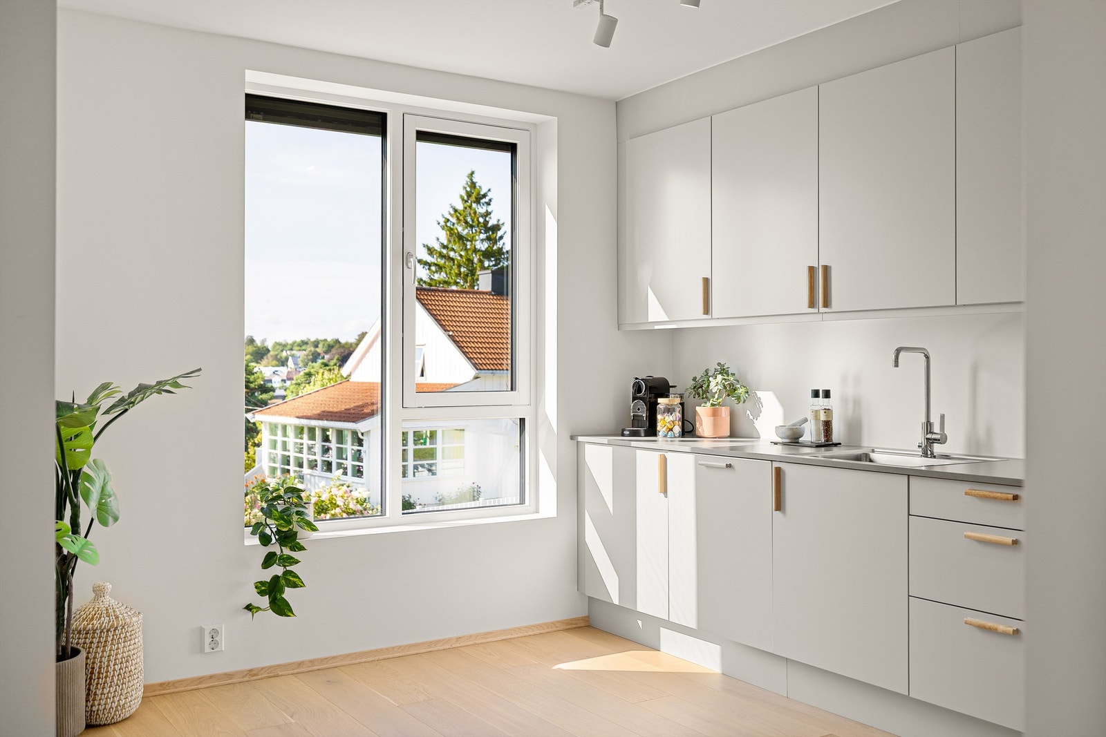 Til både stuen og kjøkkenet titter solen inn fra utpå ettermiddagene. Galleribilde