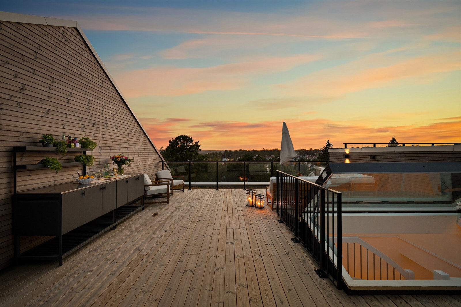 Muligheten til kunne velge blant flere fine uteplasser er spesielt prisverdig på de gode sommerdagene. Galleribilde
