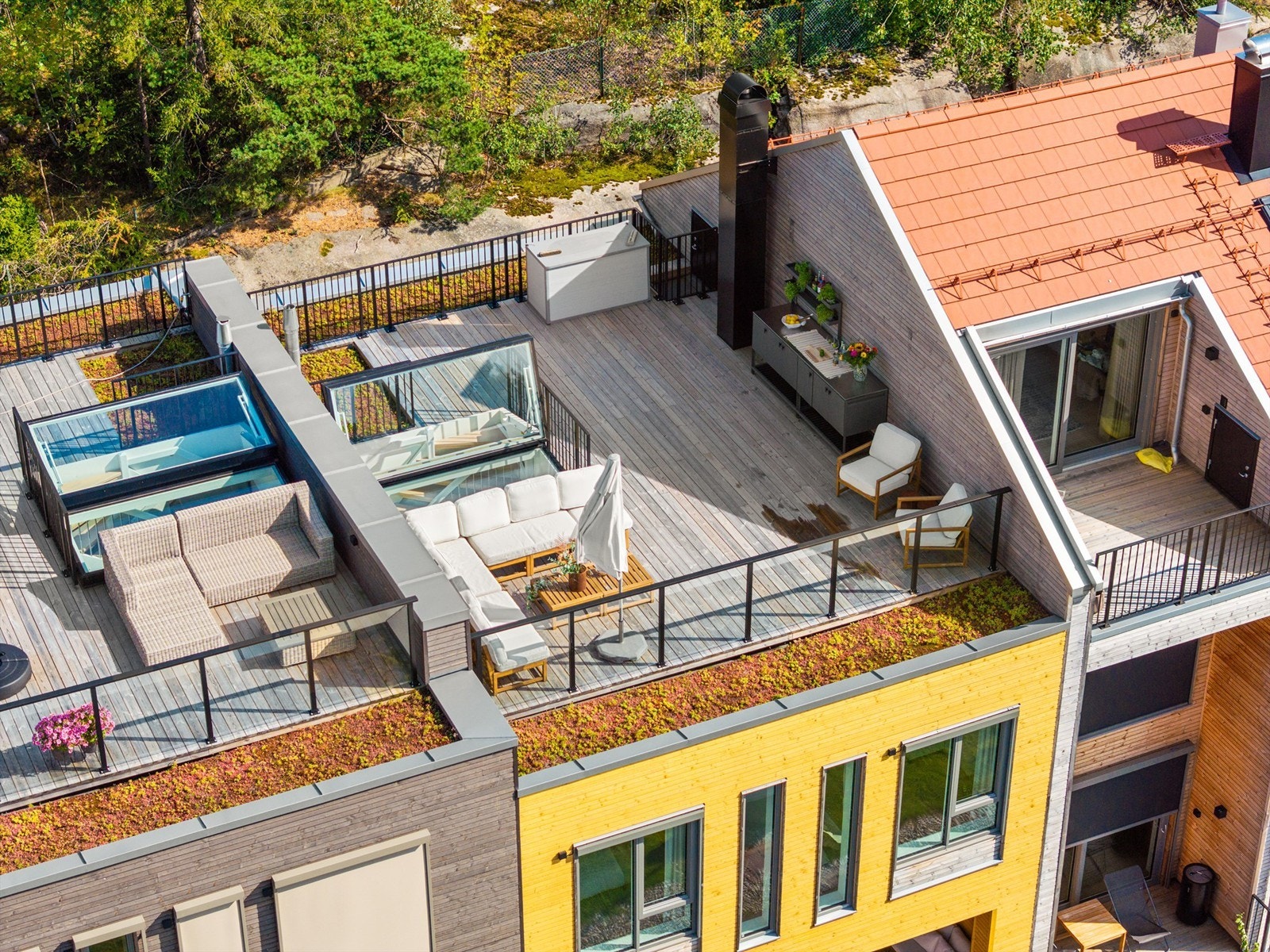 Takterrassen er pent innrammet av vannabsorberende sedum på begge sider og rekkverk med glass som ivaretar både utsikten og solforholdene. Galleribilde