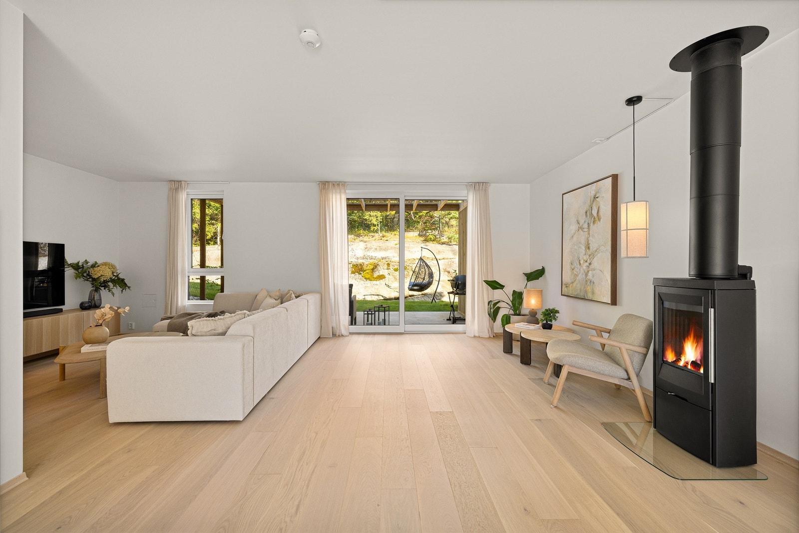 Peisen som står sentralt i rommet er til like stor glede for alle stuens sittegrupper. Galleribilde