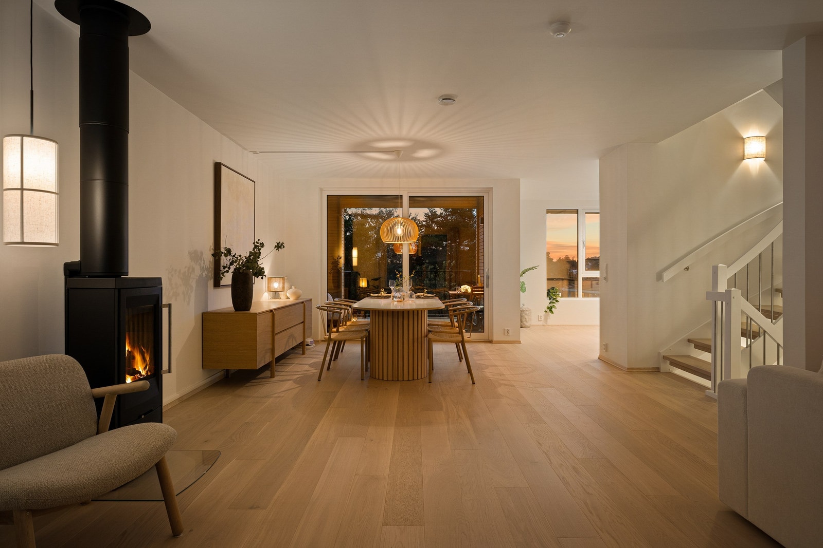 Første etasje er en eneste stor aktiv sone der stuen og kjøkkenet er sømløst knyttet sammen. Galleribilde