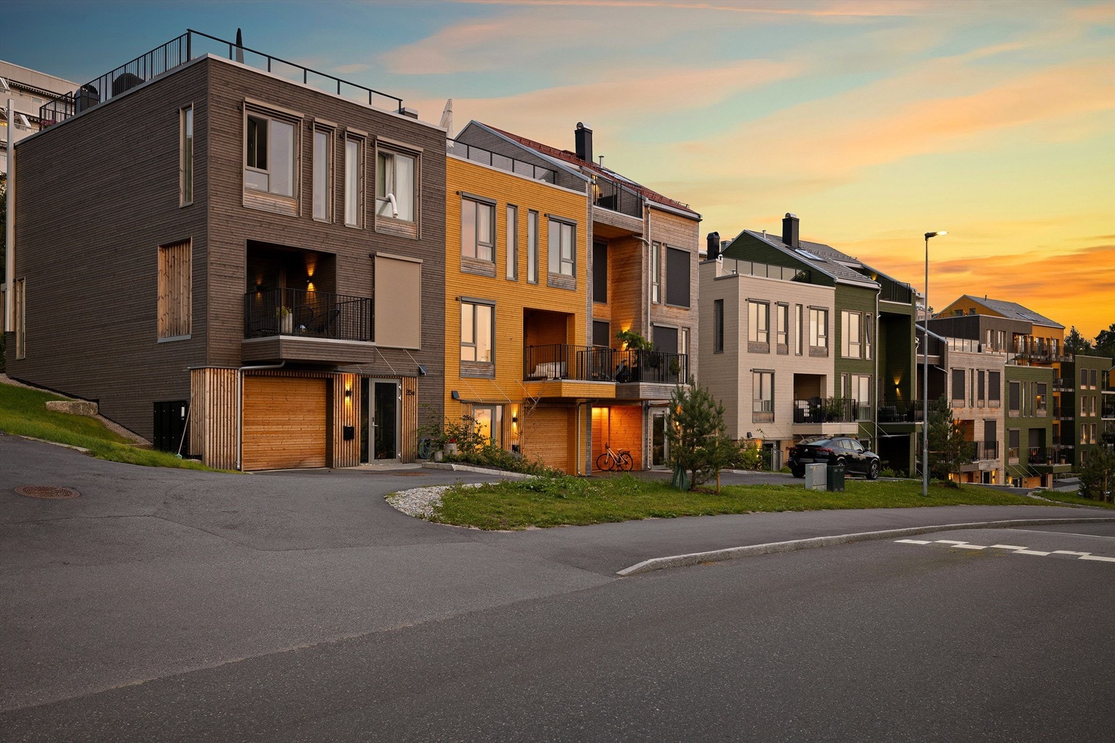 Boligen ligger nest øverst i Fagerlia. Varierte fasader og fargevalg skaper dynamikk i husrekken. Galleribilde
