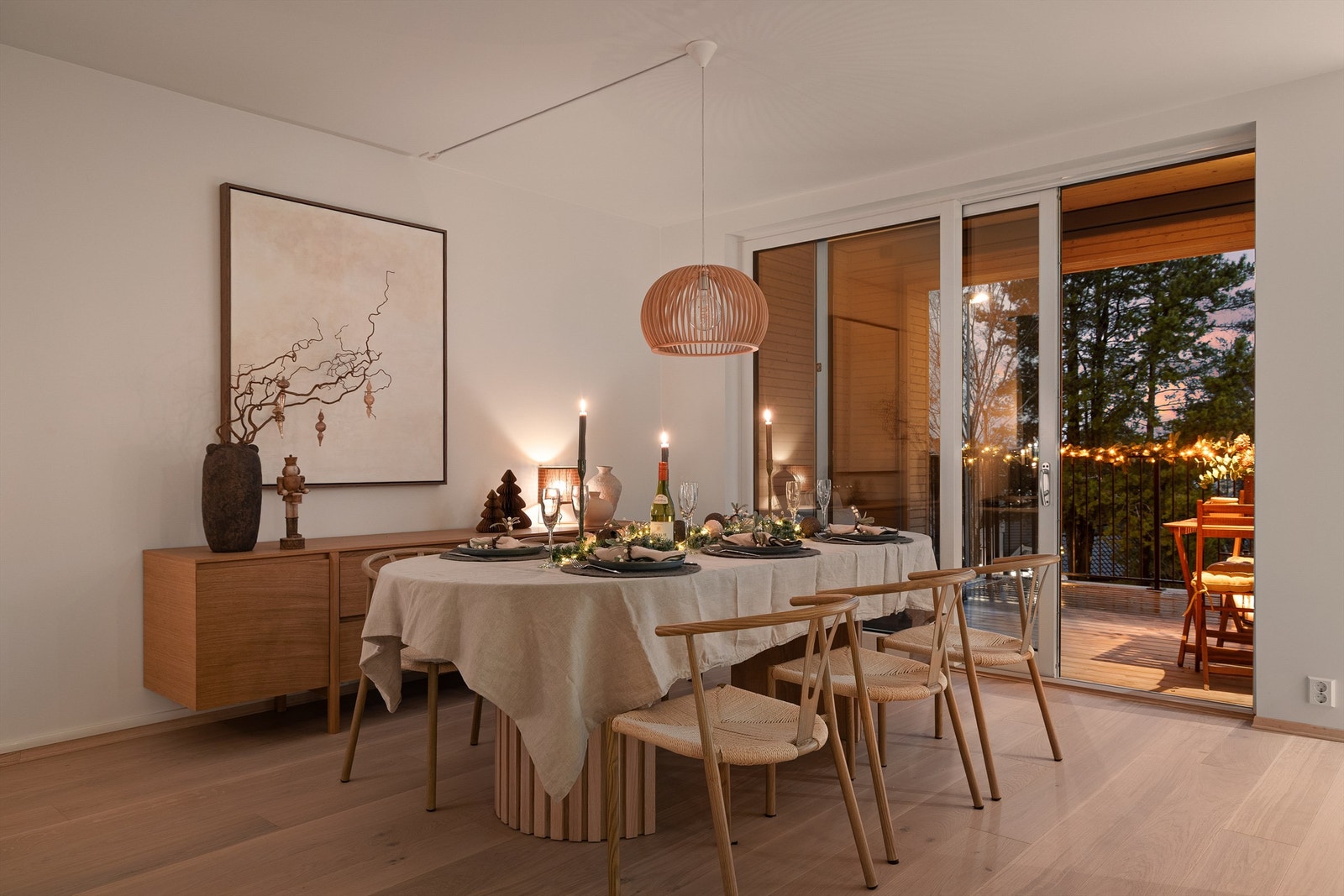 Den delvis overbygde terrassen gir en fin utvidelse av spisestuen. Galleribilde