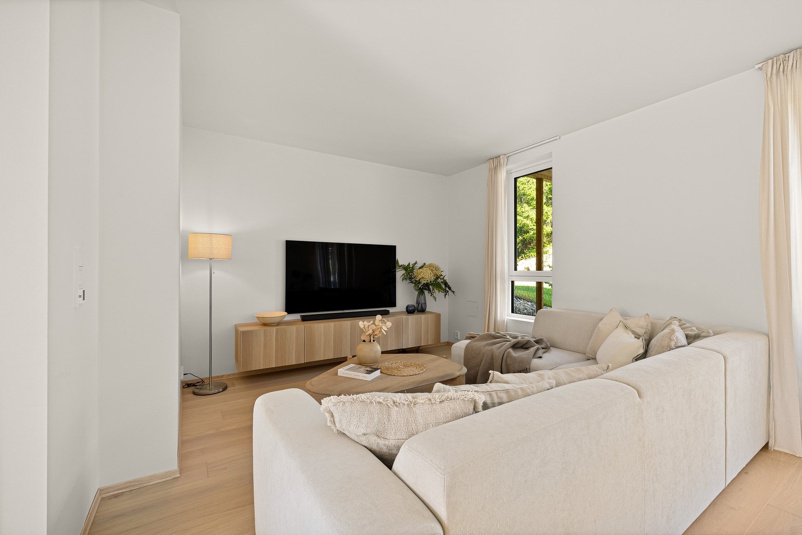 I stuen finnes naturlige soner for ulike sittegrupper - TV-krok inkludert. Galleribilde