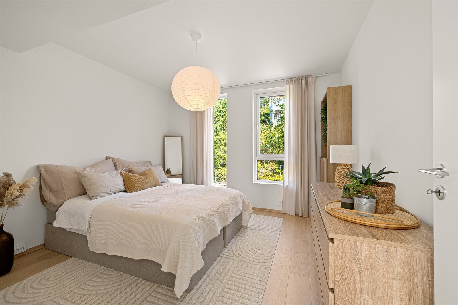 Dette og tilstøtende soverom er begge på nær 12 kvm. og utmerkede barne-/ungdomsrom. Galleribilde