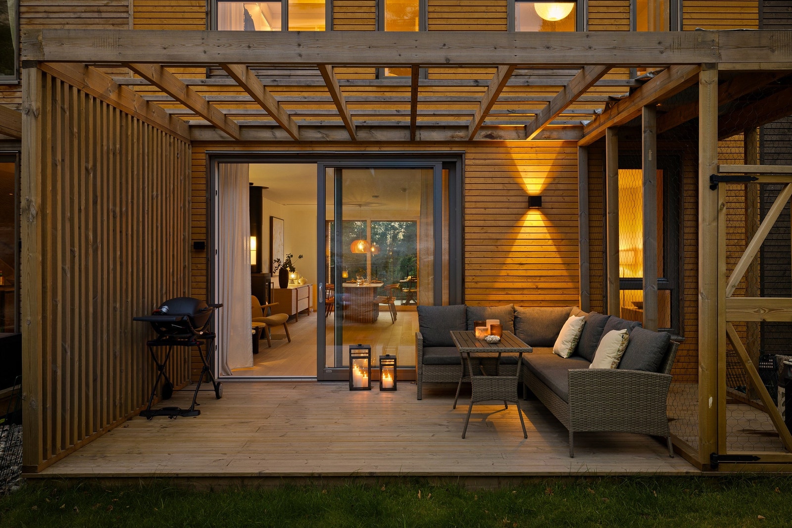 Pergola i trevirke har lunende effekt til plattingens ca. 14 kvm. Galleribilde