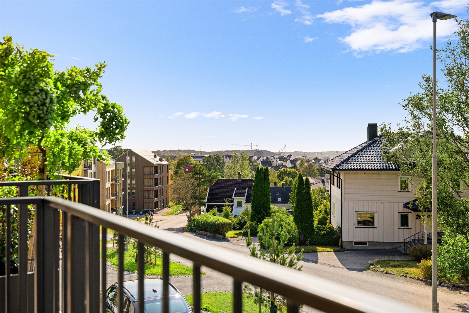 Flott utsikt over byen sees ikke bare på takterrassen, men også fra ytre del av balkongen. Galleribilde