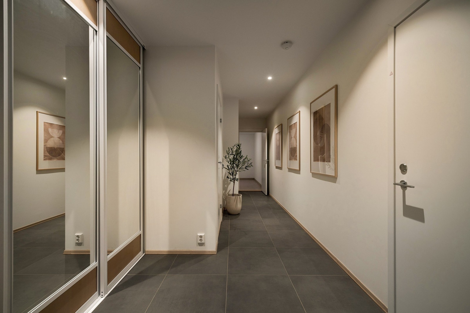 Med dør mellom entreen og garasjen kan du gå tørrskodd til og fra bilen - helt upåvirket av værforholdene. Galleribilde