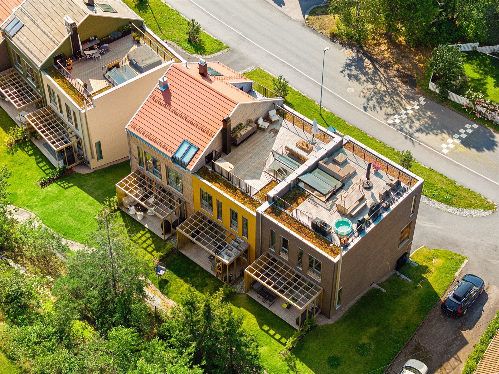 Boligen ble ferdigstilt i 2023 med en hel rekke kvaliteter, blant annet inviterende uterom på begge sider i tillegg til den herlige takterrassen. Galleribilde