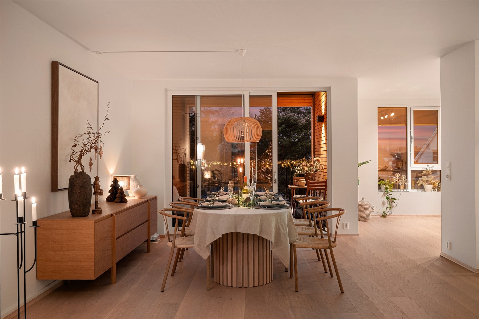 Fra spisestuen er det utgang til etasjens andre uteplass. Galleribilde