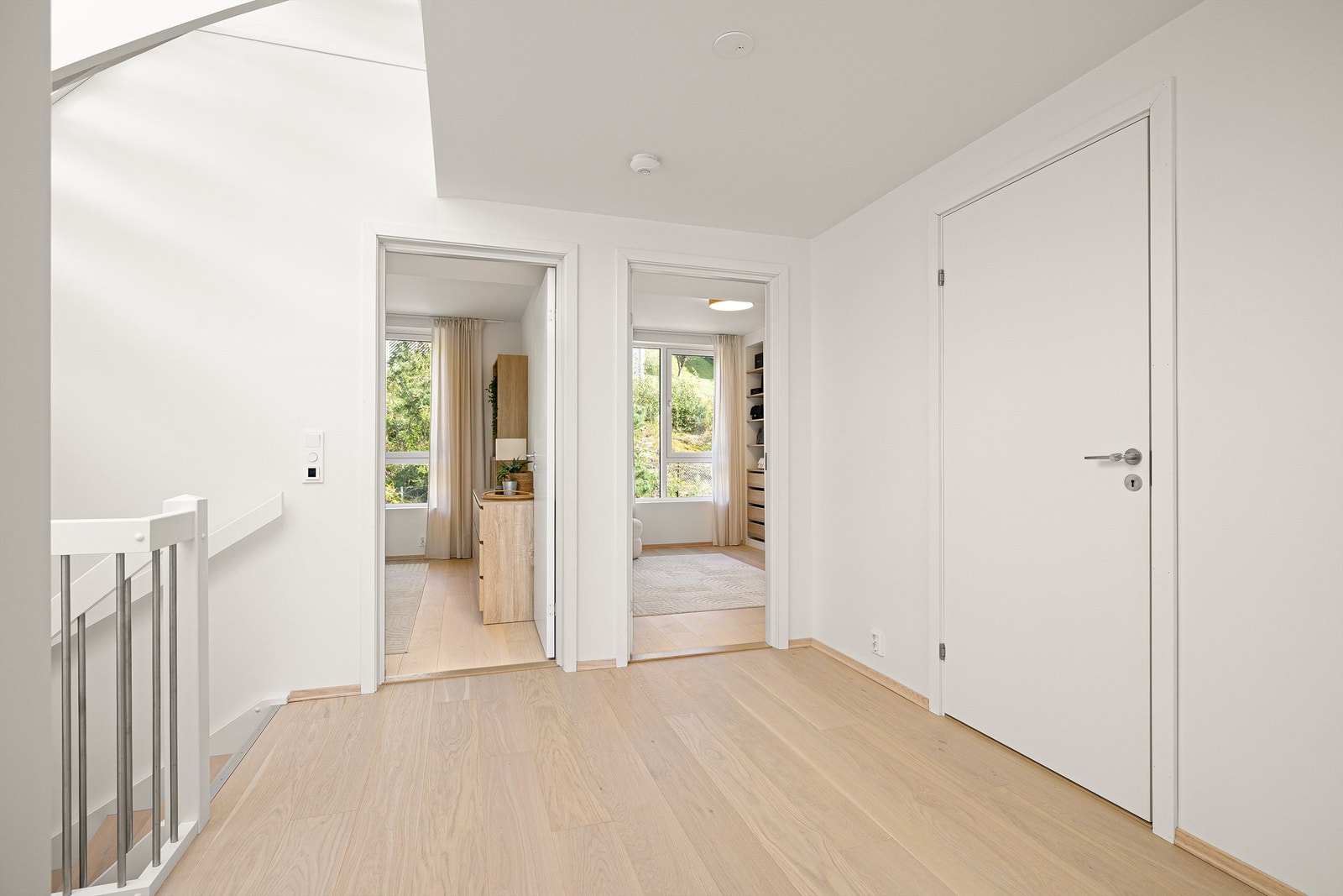 Badet er lett tilgjengelig fra den romslige gangen mellom soverommene. Galleribilde