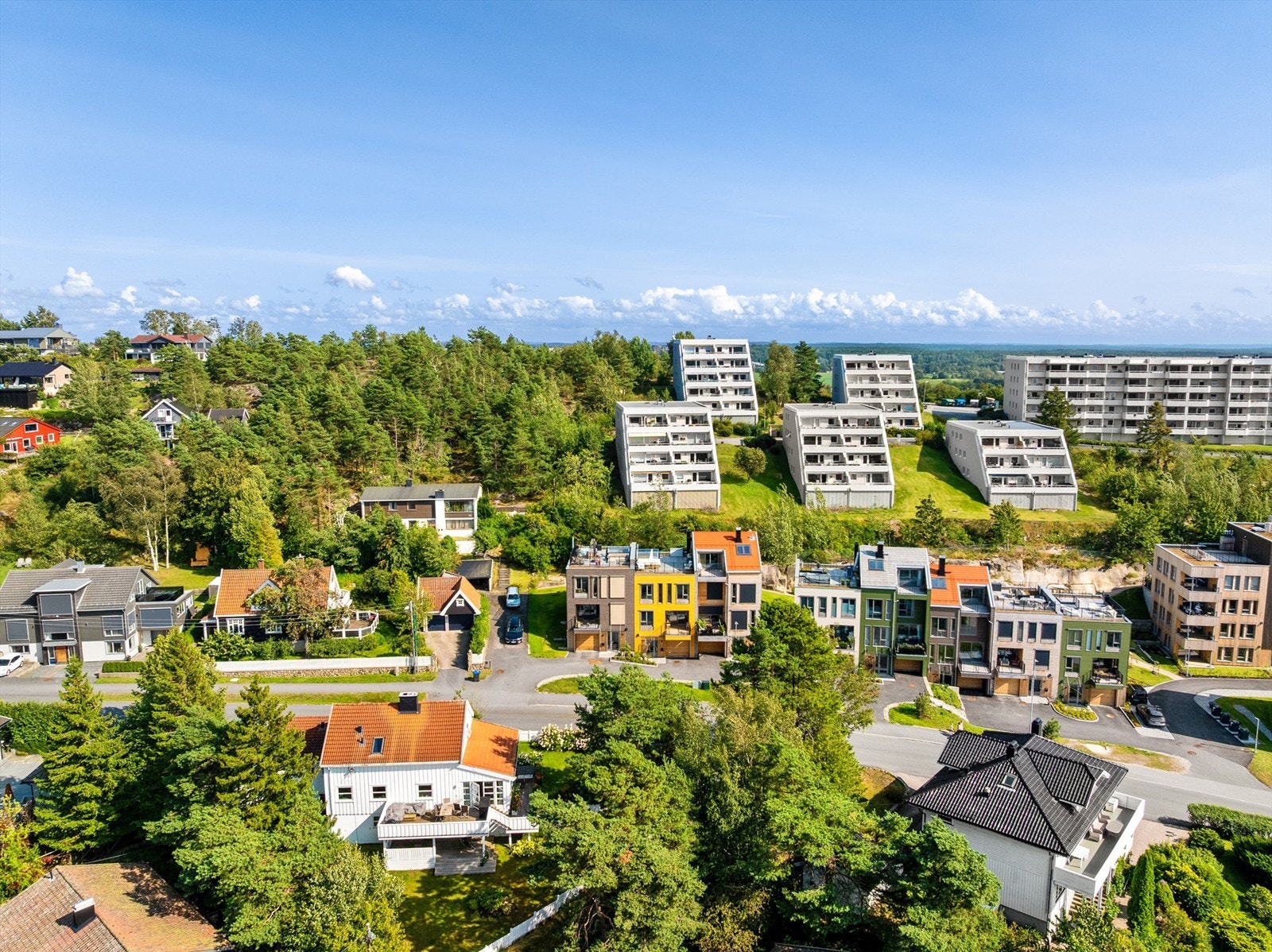 Boligen er en del av Fagerlia 2 Boligsameie som utgjør husrekken og består av i alt åtte seksjoner. Galleribilde