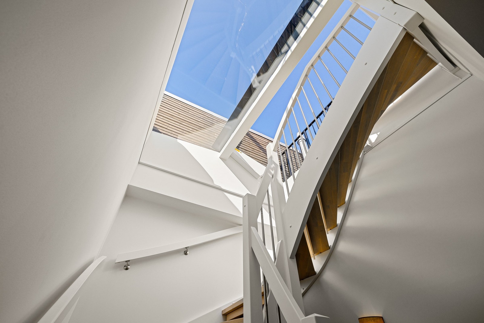 Takvindu gir naturlig overlys til både trappen og gangen i andre etasje. Galleribilde