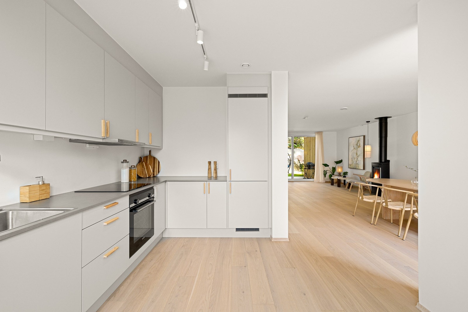 Hvitpigmentert én-stavs parkett er lagt gjennomgående for et helhetlig uttrykk. Galleribilde