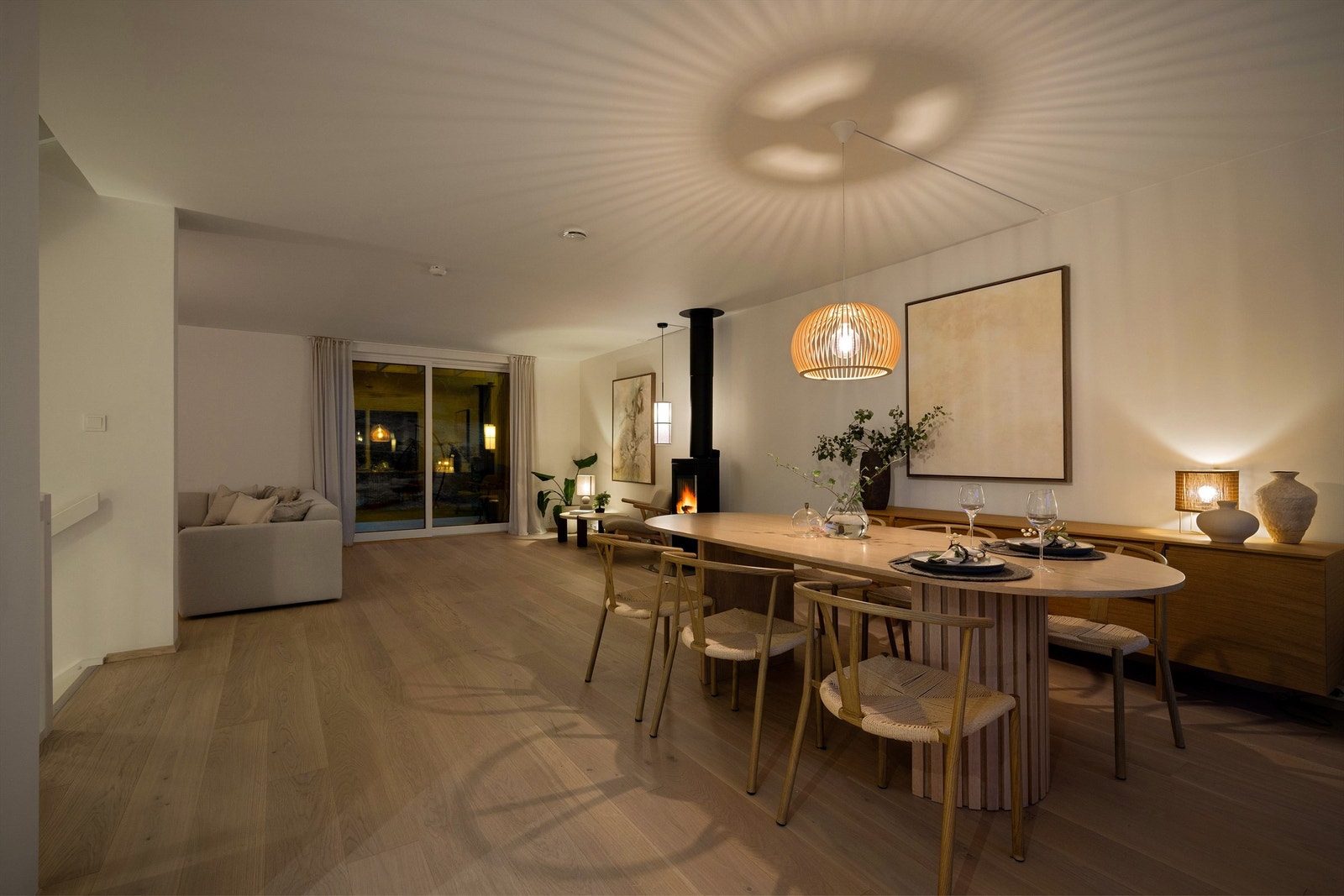 I den gjennomgående stuen er det god plass både til familiens felles opphold og ulike anledninger gjennom året. Galleribilde