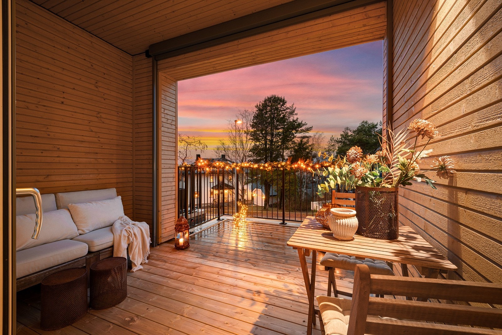 Hyggelig og solrik uteplass med elektrisk screen. Galleribilde