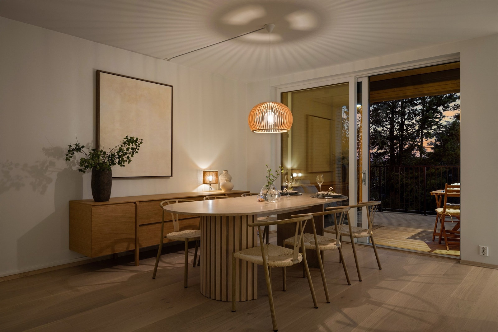 Skjermende screen foran balkongens indre del gjør det mulig å sitte ute selv om sommerværet ikke er på sitt aller beste. Galleribilde