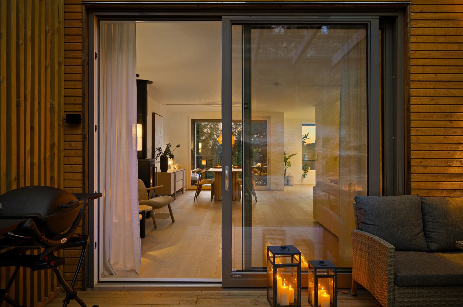 Stuen er gjennomgående og tilknyttet uterom på begge sider. Galleribilde