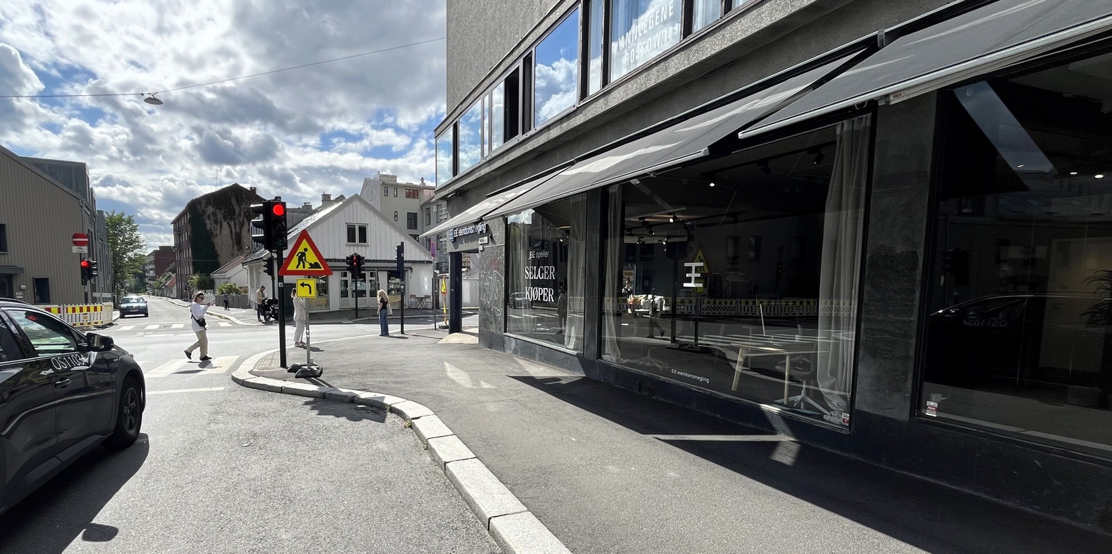 Masse fottrafikk forbi lokale Galleribilde