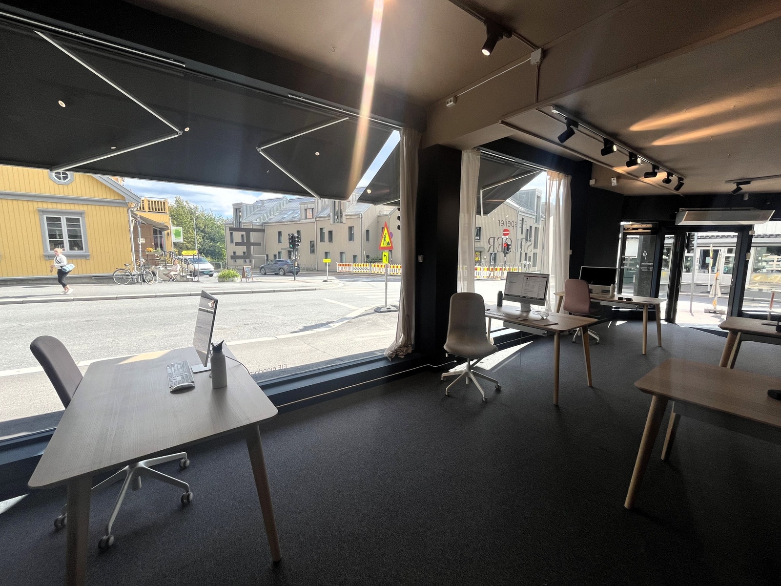 Store vinduer ut mot gate med høy fottrafikk Galleribilde