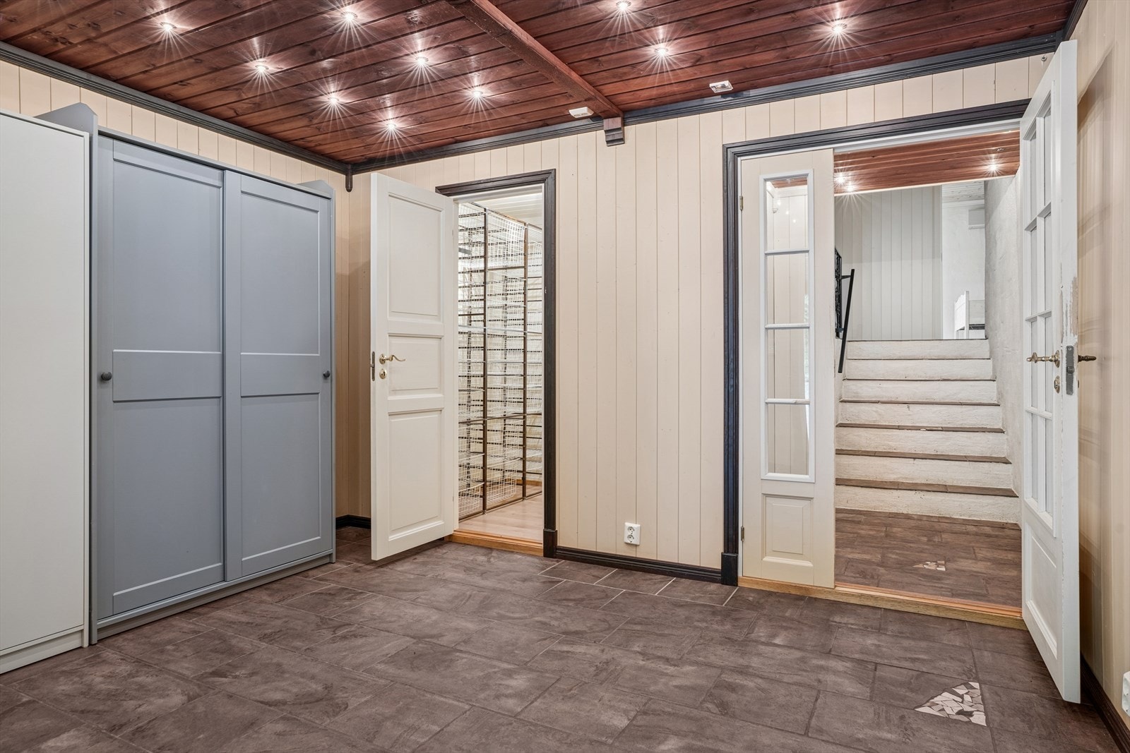 Til venstre i bildet er det et rom som er godt egnet for oppbevaring av klær/sko med mer. Galleribilde