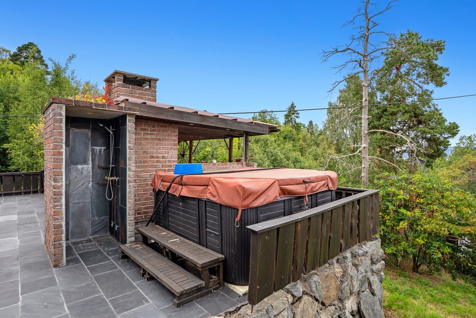 Det er boblebad og utedusj på boligens terrasse. Galleribilde