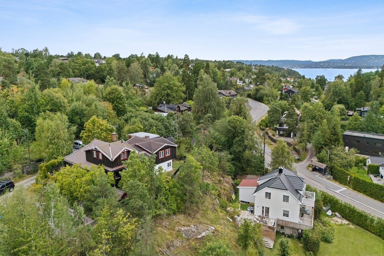 Fra boligen er det kort vei til bussholdeplass. Galleribilde