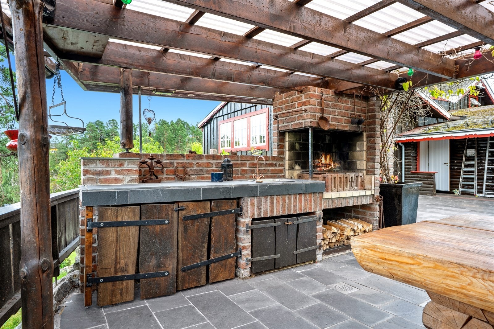 Murt utekjøkken med ildsted. Galleribilde