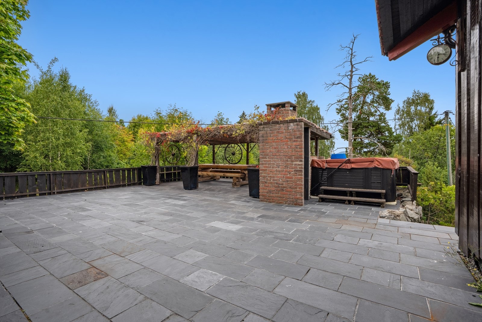 Stort skiferbelagt uteområde. Galleribilde